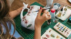 omo funciona o Método Meraki? O Método Meraki é um curso online criado por Flávia Soares, artesã especializada em pintura em porcelana. Sendo assim, o curso oferece técnicas avançadas de pintura e ensina como transformar essa habilidade em um negócio lucrativo. Com módulos, vídeos, materiais de apoio e suporte direto da Flávia, os alunos recebem um treinamento completo e personalizado. É uma oportunidade única para aprender, aprimorar suas habilidades e explorar o potencial lucrativo da pintura em porcelana.