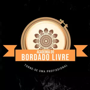 Como funciona o Academia do Bordado Livre? A Academia do Bordado Livre é um curso online que ensina desde o básico até técnicas avançadas do bordado livre. Sendo assim, o curso é voltado para iniciantes sem experiência prévia, oferecendo a oportunidade de se tornar um profissional capacitado. Com isso, os alunos aprendem os pontos comuns e diferenciados, exploram a técnica de aquarela no bordado e aprendem a calcular o valor adequado para suas peças. Dessa forma, a academia busca fornecer um conteúdo abrangente e prático para desenvolver habilidades e se destacar nessa forma de arte.