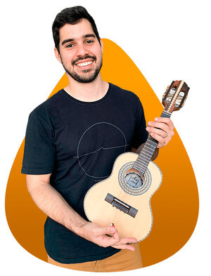 Cavaquinho Iniciante - do zero ao pagode - Premium Funciona? Sim, o Cavaquinho Iniciante - do zero ao pagode - Premium funciona. Esse curso é um passo a passo voltado especialmente para iniciantes que tem como objetivo fazer um sambinha no almoço de domingo com a família ou fazer um pagode no churrasco dos amigos, mas tocando sempre com segurança e desenvoltura! Victor Cazzoli separou no curso o conteúdo que ele considera essencial que você saiba para TOCAR BEM CAVAQUINHO. O Cavaquinho Iniciante - do zero ao pagode - Premium Vale a Pena? Sim, o Cavaquinho Iniciante - do zero ao pagode - Premium vale a pena. A ideia do curso não é te encher de conteúdos desnecessários, que mais vão te confundir do que te ajudar. Nesse treinamento você vai aprender na prática o necessário pra você conseguir “tirar onda” nos pagodes da vida!