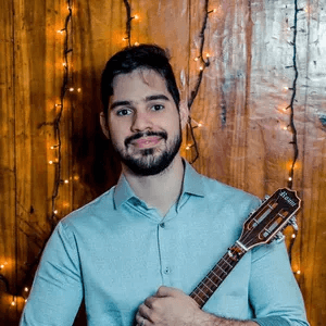 Cavaquinho Iniciante - do zero ao pagode - Premium Funciona? Sim, o Cavaquinho Iniciante - do zero ao pagode - Premium funciona. Esse curso é um passo a passo voltado especialmente para iniciantes que tem como objetivo fazer um sambinha no almoço de domingo com a família ou fazer um pagode no churrasco dos amigos, mas tocando sempre com segurança e desenvoltura! Victor Cazzoli separou no curso o conteúdo que ele considera essencial que você saiba para TOCAR BEM CAVAQUINHO. O Cavaquinho Iniciante - do zero ao pagode - Premium Vale a Pena? Sim, o Cavaquinho Iniciante - do zero ao pagode - Premium vale a pena. A ideia do curso não é te encher de conteúdos desnecessários, que mais vão te confundir do que te ajudar. Nesse treinamento você vai aprender na prática o necessário pra você conseguir “tirar onda” nos pagodes da vida!