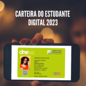 Carteira Nacional do Estudante Digital Funciona? Sim, a Carteira Nacional do Estudante Digital funciona. O Documento Nacional do Estudante (DNE) funciona como uma carteira de identidade estudantil digital, emitida pela entidade chamada União dos Estudantes do Brasil (UEBRASIL). A carteira tem validade até 31 de março de 2024 e é reconhecida por lei como um documento válido para comprovação da condição de estudante. Carteira Nacional do Estudante Digital Vale a Pena? Sim, a Carteira Nacional do Estudante Digital vale a pena. A carteira do estudante é assegurada pela lei federal 12.933/2013 e tem validade nacional em estabelecimentos de esporte, cultura e lazer. Ela garante ao estudante o direito de pagar meia entrada em cinemas, eventos culturais, esportivos, shows, teatros, circos, parques e outros eventos similares em todo o Brasil. Para quem a Carteira Nacional do Estudante Digital é Bom? A carteira é recomendada para todos os estudantes matriculados em diferentes níveis de ensino, incluindo infantil, fundamental, médio, superior, tecnólogo, pós-graduação, mestrado, doutorado, EAD (Ensino a Distância), EJA (Educação de Jovens e Adultos), cursos técnicos, educação profissional e tecnológica, e educação especial, mesmo que sejam a distância. Em resumo, qualquer estudante que esteja regularmente matriculado em alguma instituição de ensino pode solicitar a carteira de estudante.