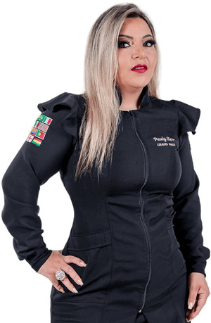 Curso de Extensão de Cílios feito com os Olhos Abertos Funciona? Sim, o Curso de Extensão de Cílios feito com os Olhos Abertos funciona. A famosa técnica é realizada de olhos abertos durante toda a aplicação, proporcionando mais conforto e liberdade a cliente. A extensão é feita em camadas, sem isolamento. O processo é feito de uma forma muito mais rápida do que as tradicionais, levando em torno de apenas 45 minutos. Por conta da rápida aplicação, a profissional consegue dobrar seu atendimento por dia e dessa forma, aumentar rapidamente seu faturamento. O Curso de Extensão de Cílios feito com os Olhos Abertos Vale a Pena? Sim, o Curso de Extensão de Cílios feito com os Olhos Abertos vale a pena. No método de alongamento desenvolvido por Pauly Sierra, são utilizados removedores, colas e selantes exclusivos. Com eles, não é necessário a utilização de isolamento, possibilitando que a aplicação seja feita de olhos abertos. A cola, o removedor e o selante são de origem orgânica e vegana. Todos são hipoalérgicos, livres de látex e cianocrilato. Dessa forma, evitamos processos alérgicos e ardência. Nossos produtos são exclusivos para utilização no método desenvolvido por Pauly Sierra. Eles são dermatologicamente testados e uns dos poucos produtos no país aprovados pela ANVISA.