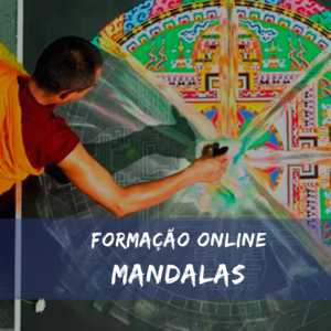 O Curso de Mandalas Yantras e Símbolos Funciona? Sim, o Curso de Mandalas Yantras e Símbolos funciona. O curso é composto por mais de 55 aulas em vídeo, totalizando mais de 32 horas de filmagem, além de incluir material em PDF, como apostila sobre os círculos mágicos da vida. Os alunos também têm acesso a bônus exclusivos, como uma aula sobre a magia das velas e a oportunidade de receber um mandala (yantra) símbolo de poder personalizado. Ao concluir o curso, os participantes recebem um certificado emitido pela Escola Humani Amor. O Curso de Mandalas Yantras e Símbolos Vale a Pena? Sim, o Curso de Mandalas Yantras e Símbolo vale a pena. Além da criação de mandalas, o curso enfatiza os benefícios terapêuticos dessa prática. As mandalas ajudam a aumentar a concentração, o foco, a espiritualidade e o bem-estar. Elas podem atuar como uma forma de meditação ativa e criativa, proporcionando paz, serenidade e equilíbrio. O curso destaca a capacidade das mandalas de trabalhar aspectos como confiança, poder pessoal, propósito e missão de vida.