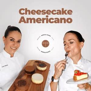 O Curso Cheesecake Infalível Funciona? Sim, o Curso Cheesecake Infalível funciona. O curso é em formato de vídeo, o que possibilita aos alunos assistirem e aprenderem as técnicas diretamente com a Chef Dárcia Nunes. Ele aborda diferentes sabores de cheesecake, como Baunilha, Nutella, Chocolate, Limão e Baunilha com Morango. O Curso Cheesecake Infalível Vale a Pena? Sim, o Curso Cheesecake Infalível vale a pena. O objetivo do curso é ensinar os segredos para fazer o melhor cheesecake americano, permitindo que os alunos aprendam técnicas exclusivas e autênticas para se destacarem no mercado.