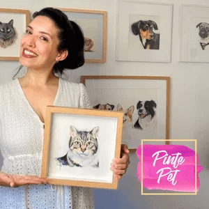 O Curso Pinte Pet Funciona? Sim, o Curso Pinte Pet funciona. O curso é uma formação ministrada por Ana Wilhelm, uma aquarelista com mais de 10 anos de experiência, que se dedica ao nicho de pintura de animais de estimação em aquarela. O objetivo principal do curso é ensinar aos alunos como pintar retratos de pets em aquarela, mesmo que eles não tenham experiência prévia em pintura. O Curso Pinte Pet Vale a Pena? Sim, o Curso Pinte Pet vale a pena. O curso ensina um método para pintar pets em aquarela, enfatizando que não é necessário ter um dom artístico, mas sim seguir o método correto. Ana Wilhelm destaca que já ajudou mais de 2 mil alunos a transformarem seu hobby em uma fonte de renda. O curso inclui ainda aulas em vídeo, divididas em 7 módulos. Os alunos aprenderão técnicas básicas se estiverem começando, mas também terão a oportunidade de aprimorar suas habilidades para criar retratos realistas de pets.