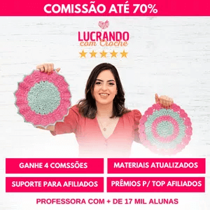 O Curso Lucrando com Crochê Funciona? Sim, o Curso Lucrando com Crochê funciona. O Curso Lucrando com Crochê é uma plataforma de ensino que abrange desde o ensino básico do crochê até estratégias de negócios para transformá-lo em uma fonte de renda.  O Curso Lucrando com Crochê Vale a Pena? Sim, o Curso Lucrando com Crochê vale a pena. O conteúdo do curso abrange uma ampla gama de tópicos relacionados ao crochê. Com mais de 80 aulas, o curso é projetado para atender tanto iniciantes quanto aqueles com experiência avançada. Ele oferece vídeo aulas práticas que demonstram a criação de peças, além de disponibilizar centenas de receitas e gráficos em português, com instruções detalhadas para orientar os alunos passo a passo. Além disso, o curso apresenta 30 ideias inovadoras de peças, incluindo um módulo de precificação que ajuda os participantes a determinar preços apropriados para suas criações. Para aqueles interessados em vender suas peças de crochê online, o curso oferece um módulo completo sobre estratégias de venda na internet. Além disso, os alunos têm acesso a uma comunidade e grupo VIP exclusivo para interagir com outros participantes e recebem suporte direto da professora, proporcionando uma experiência de aprendizado completa e orientada.