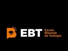 A Escola Bibotalk de Teologia Funciona? Sim, a Escola Bibotalk de Teologia funciona. A Escola é um lugar para você aprender sobre Bíblia e Teologia numa linguagem acessível e comprometida com a Igreja de Jesus.  A Escola Bibotalk de Teologia Vale a Pena? Sim, a Escola Bibotalk de Teologia vale a pena. Na EBT você irá contemplar as disciplinas essenciais da Teologia Cristã. Os cursos proporcionarão uma introdução clara aos principais temas dos estudos bíblicos-teológicos. A EBT será dividida em cursos. Serão quatro cursos por ano. Cada curso terá uma média de 10 a 20 aulas de 20min de duração. Em todos os cursos teremos lives tira-dúvidas e acompanhamento dos alunos via grupo no Telegram. Especialistas também aparecerão em lives para suas contribuições pertinentes.  Para quem a Escola Bibotalk de Teologia é Bom? Interesse na Fé Cristã: O curso é direcionado a indivíduos que têm um interesse significativo na fé cristã e desejam aprofundar seu entendimento das Escrituras e da teologia cristã. Comprometimento Religioso: A ênfase na busca por um ambiente "sadio" e "comprometido com a palavra de Deus" sugere que o público-alvo é formado por pessoas que buscam uma comunidade comprometida com os princípios e ensinamentos cristãos. Busca por Ensino Bíblico-Teológico: O curso é destinado a indivíduos que desejam adquirir conhecimentos sólidos em bases bíblicas e teológicas. Isso implica que o público-alvo pode incluir tanto iniciantes quanto aqueles que já possuem algum conhecimento, mas desejam aprofundá-lo. Interesse no Discipulado: A referência ao "caminho do discipulado" indica que o curso é voltado para pessoas que desejam crescer espiritualmente e seguir um caminho de aprendizado mais profundo, envolvendo o compromisso com a prática cristã. Apreciação por Guias Espirituais: A menção à importância de serem guiados no mundo bíblico por pessoas que amam ao Senhor e sua Palavra sugere que o público-alvo valoriza a orientação espiritual de instrutores comprometidos e qualificados.