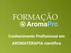 A Formação em Aromaterapia Funciona? Sim, a Formação em Aromaterapia funciona. A formação AromaPro destaca-se como um curso abrangente e especializado na capacitação de aromaterapeutas, tanto para uso profissional quanto para aqueles que buscam aplicar a aromaterapia em contextos particulares e familiares. O curso vai além da simples escolha de óleos essenciais, proporcionando aos alunos um entendimento profundo sobre os princípios e aplicações da aromaterapia. O diferencial da formação AromaPro reside no comprometimento em proporcionar um embasamento científico sólido para os alunos. Ao entender profundamente como a aromaterapia atua no corpo, os participantes do curso adquirem conhecimentos essenciais que vão além da simples identificação dos óleos essenciais e suas funções específicas. A Formação em Aromaterapia Vale a Pena? Sim, a Formação em Aromaterapia vale a pena. O programa abrange técnicas avançadas de aplicação, mistura e uso dos óleos essenciais, proporcionando aos alunos habilidades práticas e teóricas para empregar a aromaterapia com eficácia e segurança. Ao final do curso, os participantes se sentirão confiantes e aptos a utilizar seus conhecimentos profissionalmente, oferecendo tratamentos personalizados e adaptados às necessidades individuais de seus clientes. A ênfase na segurança é um aspecto crucial da formação, garantindo que os alunos compreendam os limites e as precauções necessárias ao aplicar a aromaterapia. Isso contribui para a formação de profissionais responsáveis e éticos, que podem utilizar qualquer óleo essencial e vegetal de maneira informada e consciente. Para quem a Formação em Aromaterapia é Bom? O público-alvo do curso é diversificado, incluindo indivíduos que desejam se tornar aromaterapeutas profissionais, bem como aqueles que buscam utilizar a aromaterapia em benefício pessoal e familiar. Essa abordagem inclusiva reflete a versatilidade da aromaterapia e sua capacidade de ser aplicada de maneira eficaz em diferentes contextos.