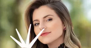 O Curso de Perfumaria Fina Funciona? Sim, o Curso de Perfumaria Fina funciona. O curso "Aprenda com quem faz!" oferece uma oportunidade única de aprimoramento na arte da perfumaria, ministrada pela renomada perfumista Isadora Spinhardi. Este curso avançado é destinado a indivíduos que já possuem conhecimentos fundamentais em perfumaria, incluindo manipulação, diluição e princípios de pesagem, e que desejam aprofundar suas habilidades na criação de fragrâncias exclusivas. O curso é totalmente online e inclui um kit olfativo (Olfatório I'ONE), uma apostila abrangente e um certificado ao término do programa. O material físico será entregue diretamente em sua residência após a conclusão da compra. Ao longo de 15 módulos, com uma carga horária total de aproximadamente 7 horas, os participantes mergulharão em diversos tópicos essenciais da perfumaria fina. Desde a história detalhada da perfumaria até conceitos contemporâneos de marketing olfativo, os alunos terão a oportunidade de explorar as famílias olfativas, a arquitetura de fragrâncias e até mesmo aspectos de aromaterapia. O Curso de Perfumaria Fina Vale a Pena? Sim, o Curso de Perfumaria Fina vale a pena. Um destaque do curso é o estudo aprofundado de 35 matérias-primas isoladas, moléculas que são amplamente utilizadas por perfumistas de renome mundial. Os participantes aprenderão a compor acordes, criar famílias olfativas e desenvolver fragrâncias completas, tudo sob a orientação experiente da perfumista Isadora Spinhardi. Ao final do curso, os alunos não apenas terão adquirido conhecimentos teóricos avançados, mas também terão a oportunidade de criar sua própria fórmula de perfume em aula, supervisionados pela instrutora. Este curso é ideal para aqueles envolvidos na indústria de perfumaria, seja na área de vendas, manipulação ou para entusiastas apaixonados que desejam aprimorar suas habilidades. Com uma abordagem prática e baseada em experiência, "Aprenda com quem faz!" oferece uma jornada emocionante para os amantes da perfumaria em busca de conhecimento e excelência na criação de fragrâncias exclusivas. Para quem o Curso de Perfumaria Fina é Bom? Profissionais da Indústria de Perfumaria: Aqueles que já trabalham na indústria de perfumaria, seja em vendas, manipulação, ou outras áreas relacionadas, e desejam expandir seus conhecimentos e habilidades técnicas. Entusiastas e Amantes da Perfumaria: Pessoas apaixonadas pela arte da perfumaria que desejam se aprofundar no assunto, aprender a criar fragrâncias exclusivas e entender os princípios por trás da composição de perfumes. Empreendedores e Donos de Negócio: Indivíduos interessados em iniciar ou expandir um negócio relacionado à perfumaria, como a criação de perfumes personalizados, velas perfumadas, difusores, entre outros produtos. Estudantes e Profissionais em Formação: Estudantes de áreas relacionadas à perfumaria, cosméticos, química ou áreas afins que desejam aprofundar seus conhecimentos práticos sobre criação de fragrâncias.