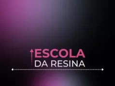 A Escola da Resina Funciona? Sim, a Escola da Resina funciona. O curso oferecido pela Escola da Resina, é uma iniciativa voltada para mulheres interessadas em aprender a criar e empreender no universo da resina epóxi. Ele visa capacitar suas alunas não apenas nas técnicas práticas de trabalhar com resina, mas também em aspectos fundamentais para o sucesso no mercado artístico. A estrutura do curso é organizada em módulos que abrangem tanto teoria quanto prática, com atualizações regulares para acompanhar o progresso e as necessidades das alunas à medida que evoluem em suas habilidades e objetivos de negócios. A Escola da Resina Vale a Pena? Sim, a Escola da Resina vale a pena. Com uma abordagem prática e abrangente, o curso da Escola da Resina oferece não apenas habilidades técnicas essenciais, mas também orientações valiosas para que as alunas possam iniciar e crescer em seus próprios negócios de arte em resina epóxi. O foco na comunidade e no acompanhamento contínuo garante que as alunas se beneficiem de um ambiente de aprendizado dinâmico e atualizado, refletindo as demandas e oportunidades em constante evolução deste mercado criativo. Para quem a Escola da Resina é Bom? Iniciantes Curiosas: Mulheres que desejam aprender uma nova habilidade artística com resina epóxi, mas que não possuem experiência prévia neste meio. Artistas em Ascensão: Mulheres que já trabalham com arte e desejam expandir seu repertório e explorar novos meios de expressão, como a resina epóxi. Empreendedoras Criativas: Mulheres que estão interessadas em transformar sua paixão por arte em uma fonte de renda, buscando aprender não apenas as técnicas artísticas, mas também as habilidades empresariais necessárias para comercializar suas criações. Interessadas em Artesanato e DIY: Mulheres que apreciam atividades manuais e projetos de "faça você mesmo", buscando explorar a resina epóxi como uma forma de arte personalizada e única. Profissionais de Artes Visuais: Mulheres com formação ou interesse nas artes visuais, como pintura, escultura, design de interiores, que desejam incorporar a resina epóxi em seu repertório criativo.