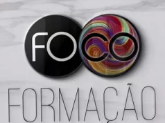 O Curso Formação Colorimetrista Funciona? Sim, o Curso Formação Colorimetrista funciona. O curso de Formação Colorimetrista, conduzido pelo renomado especialista Alejandro Valente, é uma oportunidade única e intensiva para profissionais da área de beleza se aprofundarem na ciência e na arte da colorimetria capilar. Ao longo de 12 meses de estudo online, os participantes serão guiados por oito módulos abrangentes, desenvolvidos para elevar suas habilidades técnicas e criativas a um nível avançado. O principal objetivo deste curso é oferecer aos participantes um conhecimento profundo em colorimetria capilar. Alejandro Valente, reconhecido como um dos maiores especialistas do mercado, irá compartilhar sua expertise para que os alunos compreendam não apenas o básico das cores e pigmentos, mas também a ciência por trás da coloração capilar. Isso permite que os profissionais aprendam não apenas a reproduzir tons, mas a criar e personalizar cores de forma precisa e inovadora. O Curso Formação Colorimetrista Vale a Pena? Sim, o Curso Formação Colorimetrista vale a pena. Os oito módulos do curso são cuidadosamente estruturados para fornecer um aprendizado completo e eficiente ao longo do período de um ano. Cada módulo aborda aspectos fundamentais e avançados da colorimetria, abrangendo desde os princípios básicos das cores até técnicas mais complexas de combinação e correção. A diversidade de conteúdo permite que os alunos adquiram uma compreensão holística da colorimetria capilar e suas aplicações práticas. Além dos oito módulos principais, os participantes também terão acesso a uma aula bônus surpresa, projetada para expandir ainda mais seus conhecimentos e inspirar sua criatividade. Esta aula adicional complementa o currículo principal, oferecendo uma visão aprofundada de áreas específicas da colorimetria ou introduzindo novas tendências e técnicas do setor. Por meio de um ambiente de aprendizado 100% online, os alunos terão a flexibilidade de estudar no seu próprio ritmo, enquanto recebem orientação direta do renomado Alejandro Valente. Com vídeos instrutivos, materiais didáticos detalhados e interação regular com o especialista e outros participantes, este curso promete ser uma jornada envolvente e transformadora para profissionais que desejam se destacar na área da colorimetria capilar. Para quem o Curso Formação Colorimetrista é Bom? Cabeleireiros Profissionais: Tanto iniciantes quanto experientes que buscam aprofundar seus conhecimentos em coloração capilar, aprender técnicas avançadas e a ciência por trás das cores. Estudantes de Cabeleireiro: Indivíduos que estão se preparando para entrar na indústria da beleza e desejam se destacar como especialistas em colorimetria desde o início de suas carreiras. Profissionais de Salão de Beleza: Proprietários ou funcionários de salões que desejam expandir seus serviços de coloração e oferecer aos clientes resultados personalizados e de alta qualidade. Profissionais de Estética: Aqueles que trabalham em áreas relacionadas à estética e desejam diversificar suas habilidades e serviços oferecidos. Entusiastas da Beleza: Mesmo para aqueles que não trabalham profissionalmente na área, mas têm interesse em aprender técnicas avançadas de colorimetria capilar por hobby ou para uso pessoal.