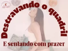 O Curso Destravando o Quadril e Sentando com Prazer Funciona? Sim, o Curso Destravando o Quadril e Sentando com Prazer funciona. Para quem sente desconforto ao sentar-se ou percebe limitações nos movimentos do quadril, existe uma solução inovadora e prática. Um curso online 100% prático foi desenvolvido especialmente para abordar essas questões comuns, ajudando os participantes a destravarem seus movimentos do quadril e a sentarem-se com conforto, além de focar no prazer e na sensualidade. O Curso Destravando o Quadril e Sentando com Prazer Vale a Pena? Sim, o Curso Destravando o Quadril e Sentando com Prazer vale a pena. O curso é ideal para quem busca não apenas melhorar a mobilidade do quadril e o conforto ao sentar-se, mas também incorporar prazer e sensualidade aos movimentos cotidianos. Combinando exercícios práticos, técnicas inovadoras e um bônus de massagem, os participantes têm a oportunidade de transformar sua relação com o próprio corpo, promovendo bem-estar e confiança. Para quem o Curso Destravando o Quadril e Sentando com Prazer é Bom? Pessoas com Problemas de Mobilidade no Quadril: Indivíduos que sofrem com rigidez ou dor no quadril, resultantes de condições médicas, falta de exercício ou hábitos de vida sedentários, encontrarão no curso uma maneira eficaz de melhorar sua flexibilidade e reduzir desconfortos. Trabalhadores de Escritório: Profissionais que passam longas horas sentados em frente ao computador frequentemente enfrentam desconforto e dores no quadril e na região lombar. Este curso oferece técnicas que podem ser facilmente incorporadas à rotina diária para aliviar tensões e melhorar o conforto. Pessoas Ativas e Dançarinos: Aqueles que praticam dança ou atividades físicas que exigem um bom controle e mobilidade do quadril podem usar o curso para aprimorar seus movimentos, aumentando a fluidez e a sensualidade, o que é especialmente útil para dançarinos de estilos que enfatizam o movimento do quadril. Idosos: Pessoas mais velhas, que frequentemente experimentam redução na mobilidade e flexibilidade, podem se beneficiar dos exercícios e técnicas oferecidos no curso para manterem-se ativos e independentes, melhorando sua qualidade de vida. Indivíduos em Busca de Autoconfiança e Sensualidade: Pessoas que desejam aumentar sua autoconfiança e expressar mais sensualidade em seus movimentos encontrarão nas técnicas ensinadas uma maneira de se conectarem melhor com seu corpo e melhorar a autoestima. Profissionais da Saúde e Bem-Estar: Fisioterapeutas, instrutores de yoga, pilates e outros profissionais da saúde e bem-estar podem incorporar os métodos e exercícios do curso em suas práticas, ajudando seus clientes a melhorar a mobilidade do quadril e a sentar-se com mais conforto.