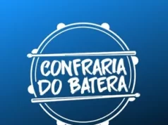 O Curso Lapidando Bateristas 2.0 Funciona? Sim, o Curso Lapidando Bateristas 2.0 funciona. Para aqueles que sempre sonharam em se tornar grandes bateristas, a oportunidade de realizar esse sonho é agora. O curso oferece um programa completo que vai desde o nível iniciante até o avançado, garantindo que os alunos desenvolvam todas as habilidades necessárias para dominar o instrumento.  O curso é dividido em cinco níveis, cada um com um conjunto específico de aulas que abordam diferentes aspectos do aprendizado da bateria. No Nível 1, com 44 aulas, os alunos são introduzidos aos componentes da bateria, aprendem como montar e afinar o instrumento, técnicas básicas de segurar baquetas e tocar pedais, além de percepção musical e testes práticos com três músicas completas. No Nível 2, com 56 aulas, a teoria musical básica é apresentada, juntamente com introdução a rudimentos, estilos musicais como rock, punk e metal, exercícios de percepção musical e estudo de três novas músicas. O Nível 3, com 66 aulas, aprofunda-se na teoria musical avançada, novos rudimentos, técnicas de Moeller e estilos musicais como country, shuffle e disco, com um teste prático de quatro novas músicas. No Nível 4, com 72 aulas, há um aprofundamento nas técnicas de Moeller, novos compassos, e estilos como blues, jazz e balada rock, concluindo com seis novas músicas. Finalmente, no Nível 5, com 34 aulas, são introduzidos novos sinais de dinâmicas e compassos quebrados, rudimentos avançados e técnicas de pés, além de independência no estilo jazz. O Curso Lapidando Bateristas 2.0 Vale a Pena? Sim, o Curso Lapidando Bateristas 2.0 vale a pena. Os principais pilares do curso incluem técnicas de mão e pé, abrangendo desde técnicas básicas até avançadas como Moeller e diferentes pegadas. Os rudimentos, como toques simples e duplos, paradiddles, flams e drags, são essenciais para qualquer baterista. O curso também abrange uma vasta gama de estilos musicais, incluindo rock, punk, metal, country, shuffle, disco, balada, blues, jazz, funk e reggae. A teoria musical é um componente crucial, envolvendo ritmos, fórmulas de compasso, leitura rítmica e símbolos musicais. A independência dos membros é trabalhada com exercícios focados na coordenação motora para mãos e pés. Além disso, há aulas sobre percepção musical, interpretação musical e exercícios de ditados rítmicos, bem como mentalidade, com foco na criação de hábitos, auto-análise e técnicas de estudo eficazes. A prática com músicas permite a aplicação prática de todo o conhecimento adquirido, tocando músicas completas. O curso oferece mais de 500 aulas e suporte direto para dúvidas, um módulo com mais de 120 partituras, e mini-cursos complementares. A plataforma premium permite acesso via celular, desktop, tablet ou smart TV, além de um grupo VIP de alunos e suporte direto com o professor. Ao final do curso, os alunos recebem um certificado de conclusão e têm acesso a materiais de apoio em PDF. Os mini cursos incluem temas específicos como funk, reggae, pedal duplo e ritmos brasileiros, ministrados por especialistas em cada área, permitindo aos alunos diversificar ainda mais suas habilidades e conhecimentos. Para quem o Curso Lapidando Bateristas 2.0 é Bom? Iniciantes Absolutos: Pessoas que nunca tocaram bateria antes, mas têm o desejo de aprender do zero. Essas aulas cobrem os fundamentos básicos, como comprar a primeira bateria, segurar as baquetas, montar e afinar o instrumento, além de ensinar os primeiros grooves e viradas. Bateristas Iniciados: Aqueles que já deram os primeiros passos na bateria, mas se sentem perdidos nos estudos e carecem de um plano de aulas estruturado. Este grupo pode melhorar suas técnicas, grooves e viradas, aperfeiçoando suas habilidades. Intermediários: Bateristas que já tocam bem e acompanham bandas, mas que nunca tiveram a oportunidade de estudar um método formal. Este grupo está interessado em teoria musical, técnicas avançadas de mãos e pés, aplicação de rudimentos, e deseja diversificar seu repertório. Amantes da Bateria: Independentemente de terem uma finalidade profissional ou de hobby, o curso atende a todos os que amam a bateria e querem aprimorar suas habilidades, seja para tocar em casa, em bandas ou para se apresentar ao vivo. Estudantes de Todas as Idades: O curso é projetado para ser acessível a todas as faixas etárias, desde jovens adolescentes até adultos e idosos que desejam aprender ou melhorar suas habilidades na bateria. Pessoas com Tempo Limitado: Para aqueles que têm uma agenda ocupada, o curso oferece flexibilidade de estudo com acesso vitalício e a possibilidade de estudar em qualquer lugar e a qualquer hora através de uma plataforma online. Entusiastas de Diversos Estilos Musicais: O curso cobre uma ampla gama de estilos musicais, incluindo rock, punk, metal, country, shuffle, disco, balada, blues, jazz, funk e reggae, tornando-o ideal para bateristas que desejam explorar e dominar diferentes gêneros.