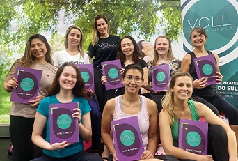 O VOLL Pilates Funciona? Sim, o VOLL Pilates funciona. A VOLL Pilates Group é uma instituição com 15 anos de história, reconhecida como a maior escola de Pilates da América do Sul. Com presença em 10 países, a VOLL oferece uma ampla gama de produtos e serviços voltados para o Método Pilates, desde a formação básica até cursos de especialização e pós-graduação. Pós-Graduação em Pilates A Pós-Graduação em Pilates da VOLL é um curso desenhado para proporcionar uma formação completa e de alta qualidade aos seus alunos. Este curso é oferecido em formato presencial, com duração de 4 dias, e inclui tanto aulas teóricas quanto práticas realizadas em estúdios equipados com os melhores recursos. O material didático é exclusivo e os instrutores são os melhores do Brasil, garantindo uma formação sólida e atualizada. O VOLL Pilates Vale a Pena? Sim, o VOLL Pilates vale a pena. A Pós-Graduação em Pilates da VOLL é a escolha ideal para quem busca uma formação completa e de alta qualidade no Método Pilates. Com uma estrutura robusta, instrutores qualificados e um amplo suporte, a VOLL proporciona uma experiência de aprendizado única e transformadora. Para quem o VOLL Pilates é Bom? Fisioterapeutas: Profissionais que desejam especializar-se em Pilates para ampliar suas técnicas de reabilitação e tratamento de diversas patologias. Educadores Físicos: Instrutores de educação física que buscam diversificar suas modalidades de ensino, incorporando o Pilates como uma ferramenta eficaz para condicionamento físico e bem-estar. Professores de Pilates: Instrutores já atuantes que desejam atualizar seus conhecimentos, aprender novas técnicas e metodologias, e obter uma certificação de pós-graduação para aprimorar sua prática profissional. Estudantes de Fisioterapia e Educação Física: Alunos que estão cursando graduação nessas áreas e desejam se preparar antecipadamente para uma carreira especializada em Pilates. Profissionais de Saúde: Médicos, terapeutas ocupacionais e outros profissionais de saúde que desejam integrar o Pilates como complemento às suas práticas terapêuticas e de reabilitação. Empreendedores no Setor de Bem-Estar: Indivíduos que planejam abrir um estúdio de Pilates ou já possuem um e buscam uma formação sólida para melhorar a gestão e qualidade dos serviços oferecidos. Pessoas Interessadas em Mudança de Carreira: Aqueles que desejam entrar no campo do Pilates como uma nova carreira e procuram uma formação abrangente e de qualidade para se estabelecerem no mercado.