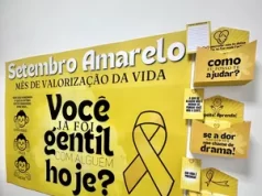 A Caixinha do Desabafo Setembro Amarelo é bom, e por que você deveria aproveitar essa chance? A Caixinha do Desabafo Setembro Amarelo Funciona? Sim, a Caixinha do Desabafo Setembro Amarelo funciona. No cenário atual, em que a saúde mental se tornou um tema central nas discussões sobre bem-estar, é essencial que as escolas assumam um papel ativo na promoção de um ambiente saudável e acolhedor. Pensando nisso, a Caixinha surge como uma ferramenta poderosa para a conscientização e prevenção dentro do ambiente escolar, especialmente durante o Setembro Amarelo, mês dedicado à prevenção ao suicídio. A Caixinha é um recurso prático e educativo que visa incentivar o diálogo, a empatia e o apoio mútuo entre alunos e educadores. Ela se destaca como uma ferramenta de fácil implementação, capaz de engajar a comunidade escolar em um esforço coletivo para a promoção da saúde mental. A Caixinha do Desabafo Setembro Amarelo Vale a Pena? Sim, a Caixinha do Desabafo Setembro Amarelo vale a pena. A utilização da Caixinha nas escolas é uma estratégia eficaz para trabalhar a prevenção e a empatia entre os alunos. Ela não só oferece uma saída para a expressão de sentimentos, mas também ajuda a criar um ambiente de confiança e apoio, onde todos se sentem ouvidos e valorizados. Ao implementar este recurso, a escola dá um passo importante na construção de uma comunidade mais saudável, empática e resiliente, onde a saúde mental é tratada com a seriedade e o cuidado que merece. Durante o Setembro Amarelo, e ao longo de todo o ano, a Caixinha pode ser uma peça-chave na promoção do bem-estar emocional dentro das escolas. Com seus materiais cuidadosamente elaborados, ela oferece uma abordagem preventiva e educativa que pode fazer a diferença na vida de muitos jovens. Para quem a Caixinha do Desabafo Setembro Amarelo é Bom? Escolas e Educadores: Profissionais da educação que desejam implementar ações de prevenção ao suicídio e promoção da saúde mental no ambiente escolar. O material é ideal para professores, orientadores pedagógicos e coordenadores que buscam recursos práticos para trabalhar essas questões com os alunos. Alunos: Estudantes de diversas faixas etárias, principalmente aqueles do ensino fundamental e médio. A "Caixinha do Desabafo" oferece um espaço seguro para a expressão de sentimentos e pensamentos, promovendo o diálogo e a empatia entre os colegas. Pais e Responsáveis: Embora o foco principal seja o ambiente escolar, pais e responsáveis também podem se beneficiar do material ao apoiar e entender melhor as ações desenvolvidas na escola, além de reforçar a importância do diálogo e do apoio emocional em casa. Profissionais de Saúde Mental: Psicólogos escolares, conselheiros e outros profissionais que atuam no apoio à saúde mental dos estudantes também são parte do público-alvo, utilizando o material como uma ferramenta complementar em suas práticas.